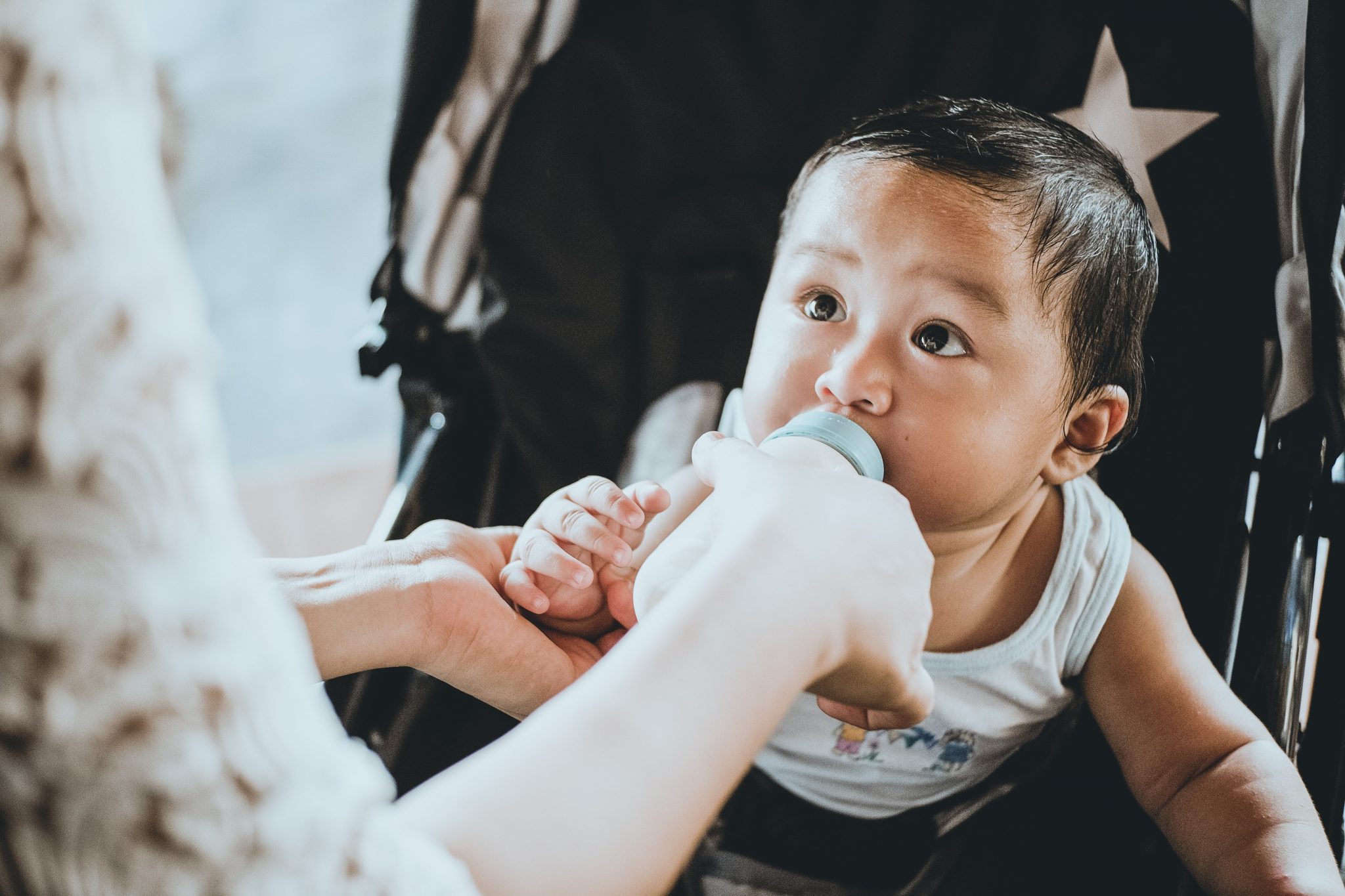 when-do-babies-hold-their-own-bottle-mothers-need